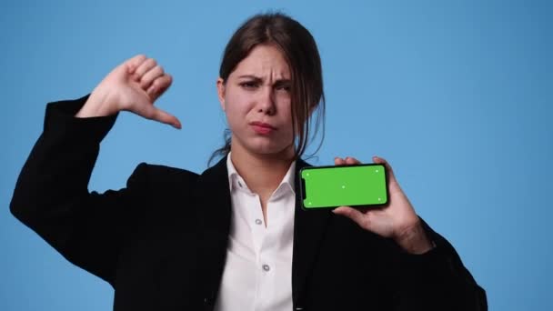 Vídeo Uma Garota Que Mostra Algo Telefone Não Gosta Disso — Vídeo de Stock