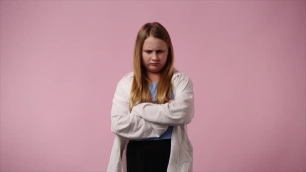 Video Una Chica Con Expresión Facial Negativa Sobre Fondo Rosa — Vídeo de stock