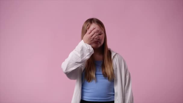Wideo Czystymi Emocjami Jednej Dziewczyny Różowym Tle Pojęcie Pustych Emocji — Wideo stockowe