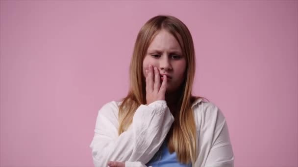 Видео Одной Девушки Негативным Выражением Лица Розовом Фоне Концепция Эмоций — стоковое видео
