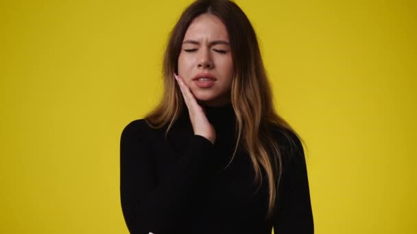 Vídeo Uma Menina Com Dor Dente Sobre Fundo Amarelo Conceito — Vídeo de Stock