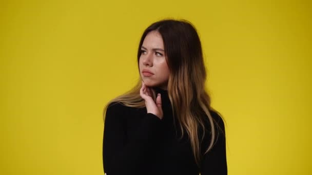Vídeo Uma Garota Apontando Para Câmera Sobre Fundo Amarelo Conceito — Vídeo de Stock