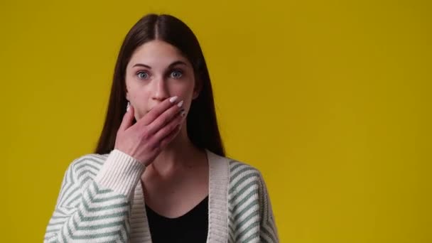 Video One Girl Yawning Yellow Background Concept Emotions — Vídeos de Stock