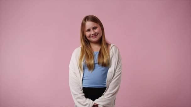 Video Eines Mädchens Ist Aufgeregt Über Etwas Vor Rosa Hintergrund — Stockvideo