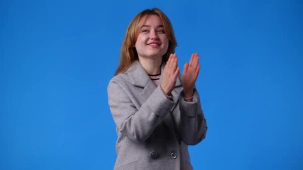 Βίντεο Ενός Κοριτσιού Παλαμάκια Και Χαμογελώντας Πάνω Από Μπλε Background — Αρχείο Βίντεο