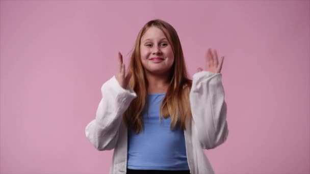 Video Von Einem Mädchen Das Über Rosa Hintergrund Klatscht Und — Stockvideo