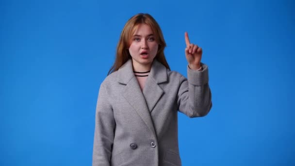 Video Van Een Meisje Opgewonden Iets Blauwe Achtergrond Concept Van — Stockvideo