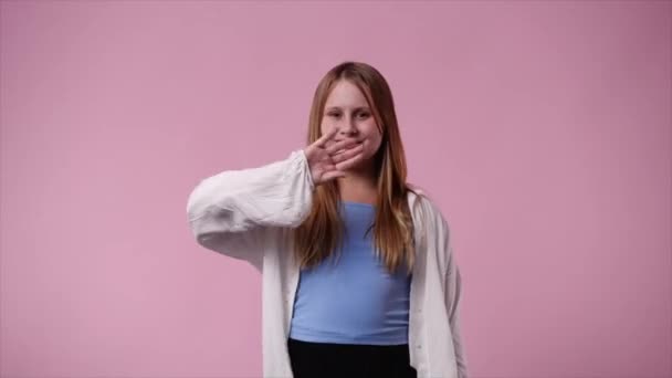 Video Sød Pige Vinke Hej Lyserød Baggrund Begrebet Følelser – Stock-video