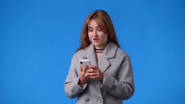 Vídeo Uma Menina Está Tão Animado Sobre Algo Usando Telefone — Vídeo de Stock
