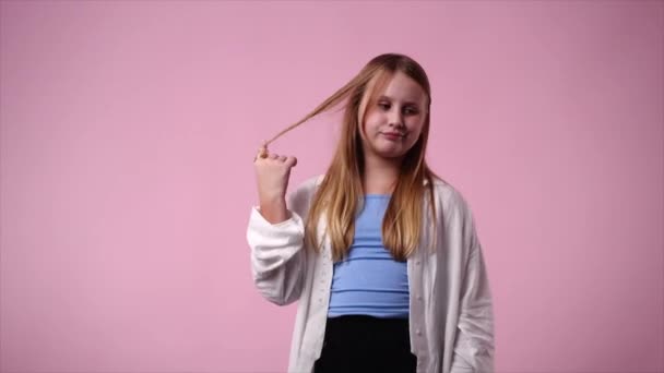 Slow Motion Video Van Een Meisje Denken Iets Roze Achtergrond — Stockvideo