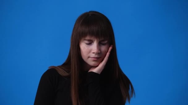 Video Roztomilé Dívky Negativním Výrazem Obličeje Modrém Pozadí Pojetí Emocí — Stock video