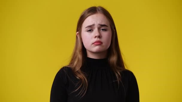Video Fată Expresie Facială Negativă Fundal Galben Conceptul Emoții — Videoclip de stoc