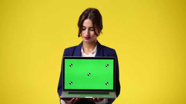Krom Anahtar Dizüstü Bilgisayar Kullanan Sarı Arka Planda Gülümseyen Bir — Stok video