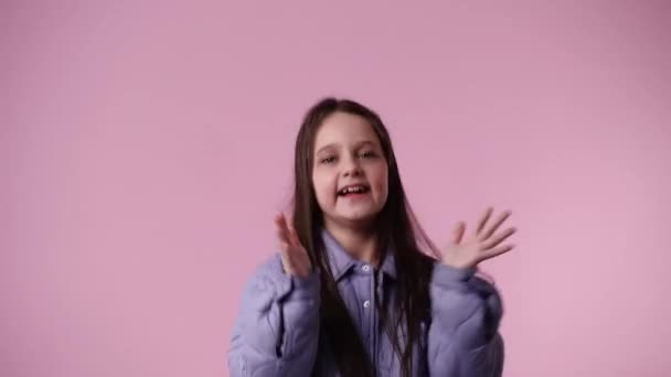 Βίντεο Ενθουσιασμένοι Κορίτσι Παλαμάκια Στα Χέρια Ροζ Φόντο Έννοια Της — Αρχείο Βίντεο