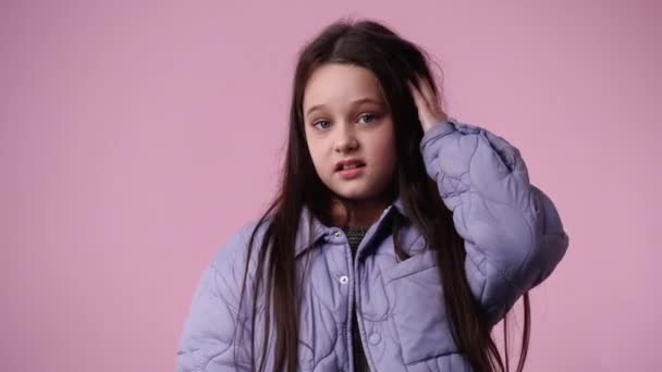 Wideo Dziewczyny Przemyślanym Wyrazem Twarzy Różowym Tle Pojęcie Dziewczyny Pomysłami — Wideo stockowe