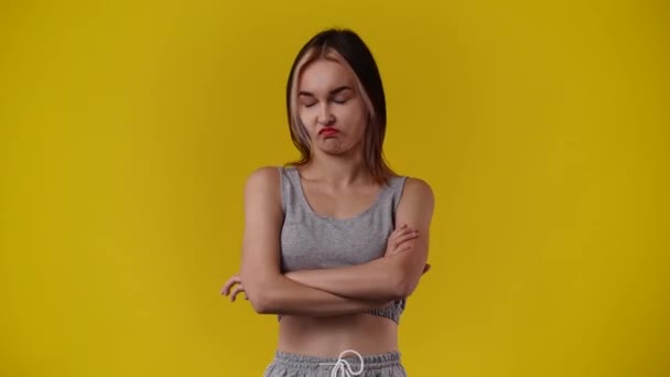 Video Una Chica Que Cruza Los Brazos Responde Negativamente Algo — Vídeos de Stock