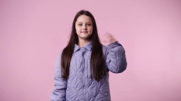 Відео Однієї Дівчини Позують Відео Рожевому Фоні Поняття Емоцій — стокове відео