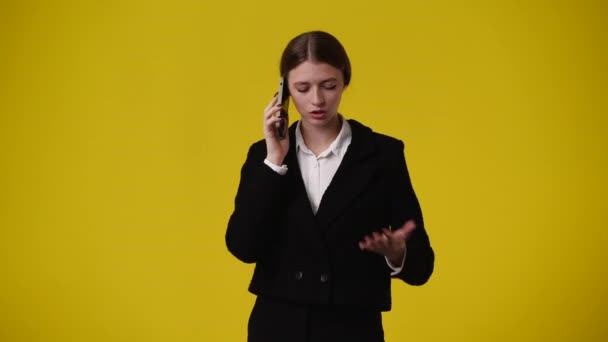 Video Una Chica Hablando Por Teléfono Concepto Emociones — Vídeo de stock