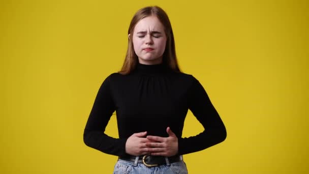 Video Von Einem Mädchen Das Sich Vor Gelbem Hintergrund Schlecht — Stockvideo
