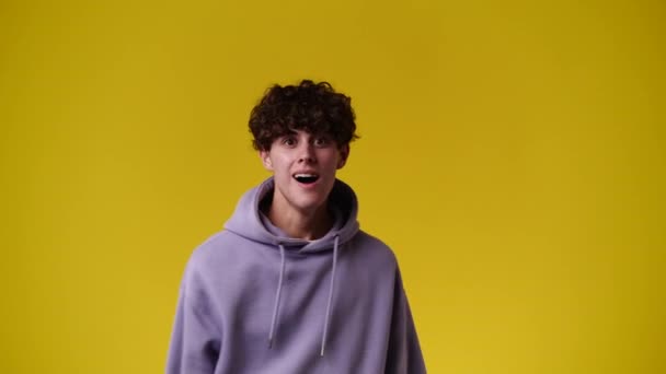 黄色の背景で感情的な男の4Kビデオ 感情の概念 — ストック動画