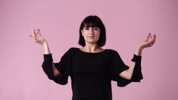 Video Kvinde Mediterer Lyserød Baggrund Begrebet Følelser – Stock-video