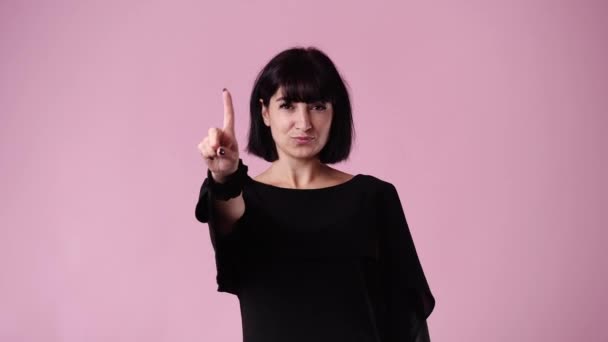 Video Kvinna Gestikulerande Stopp Rosa Bakgrund Begreppet Känslor — Stockvideo