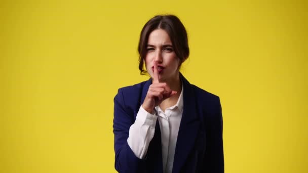 Video Una Chica Mostrando Signo Silencio Fondo Amarillo Concepto Emociones — Vídeo de stock