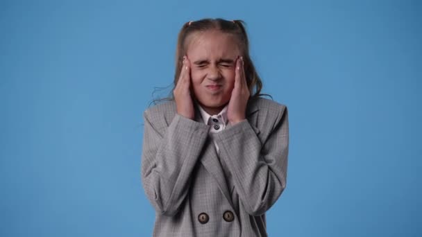 Wideo Jednej Dziewczyny Negatywnym Wyrazem Twarzy Niebieskim Tle Pojęcie Emocji — Wideo stockowe