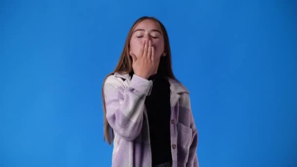 青い背景にエアキスを送る1人の少女の4K動画 愛の感情の概念 — ストック動画