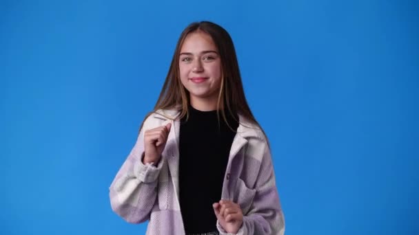 Video One Girl Posing Video Blue Background Concept Emotions — Vídeos de Stock