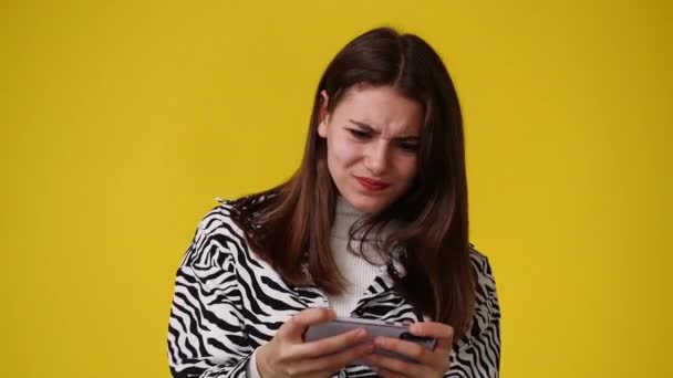 Video Ženy Pomocí Jejího Telefonu Žlutém Pozadí Pojem Emoce — Stock video
