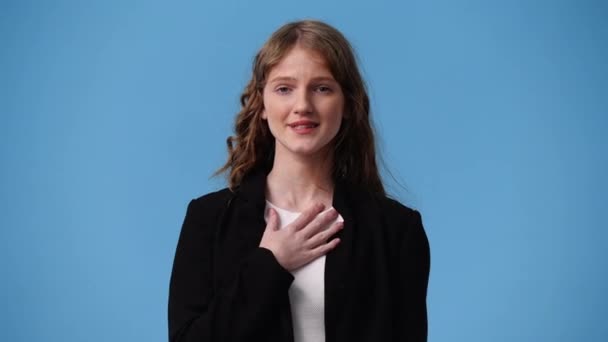 青い背景で何かを考えている1人の少女の4Kビデオ 感情の概念 — ストック動画