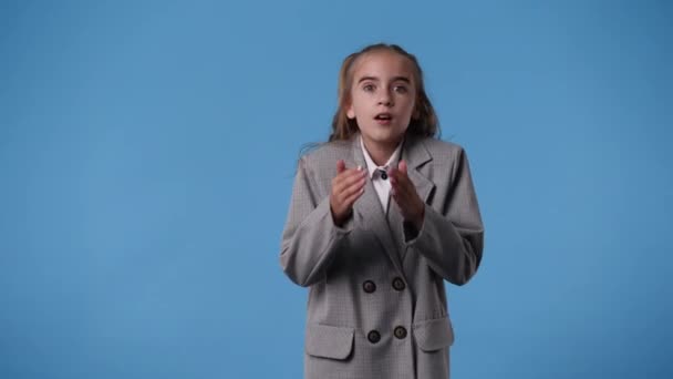Video Flicka Poserar För Video Över Blå Bakgrund Begreppet Känslor — Stockvideo