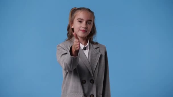 Video Dari Seorang Gadis Tersenyum Dengan Latar Belakang Biru Konsep — Stok Video