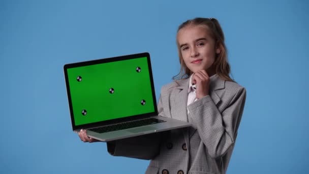 Videoda Bir Kız Krom Anahtar Dizüstü Bilgisayar Kullanıyor Mavi Arkaplanı — Stok video