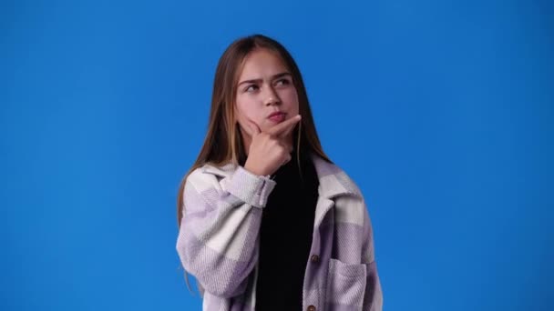 Video One Girl Posing Video Blue Background Concept Emotions — Vídeo de Stock