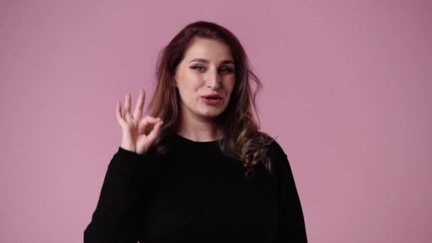Vídeo Cute Girl Showing Sign Pink Background Conceito Emoções — Vídeo de Stock