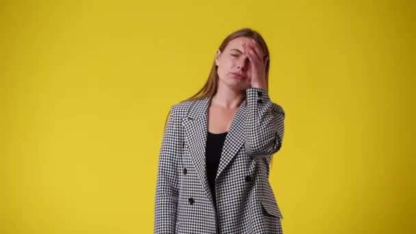 Video Van Leuke Vrouw Met Negatieve Gezichtsuitdrukking Gele Achtergrond Concept — Stockvideo