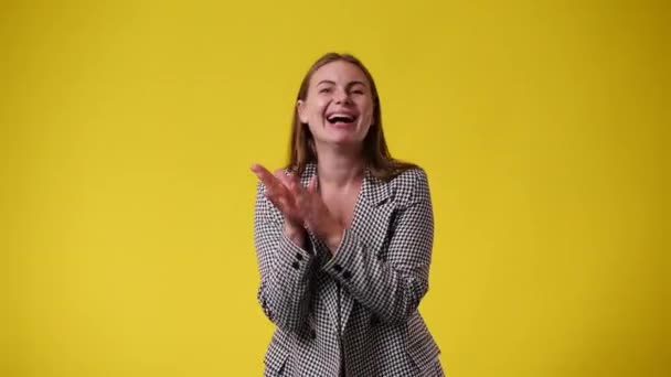 Heyecanlı Kadının Sarı Arka Planda Çırpışının Videosu Çırpma Kavramı — Stok video