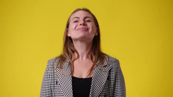 Video Einer Frau Die Für Ein Video Auf Gelbem Hintergrund — Stockvideo