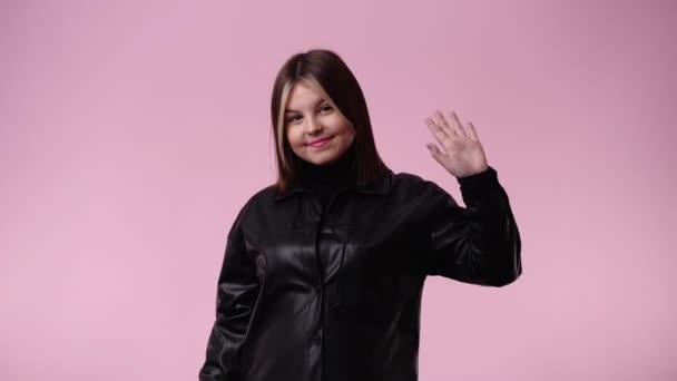 Video Söt Flicka Vinka Hej Rosa Bakgrund Begreppet Känslor — Stockvideo