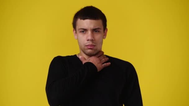 Video Von Einem Mann Der Sehr Emotional Auf Gelbem Hintergrund — Stockvideo