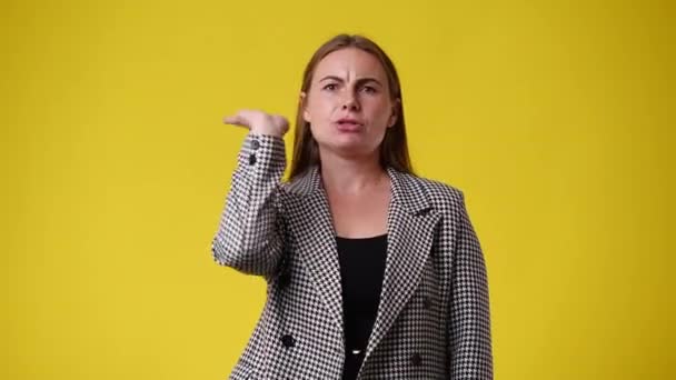 Video Kvinna Som Visar Stopp Tecken Över Gul Bakgrund Begreppet — Stockvideo