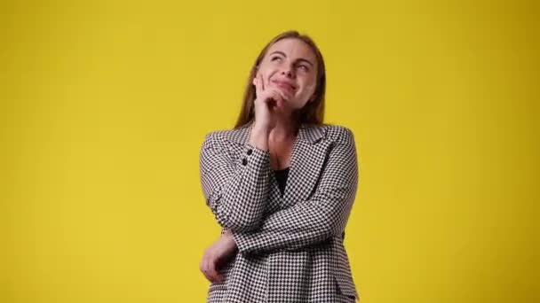 Video Van Een Vrouw Denken Iets Gele Achtergrond Concept Van — Stockvideo