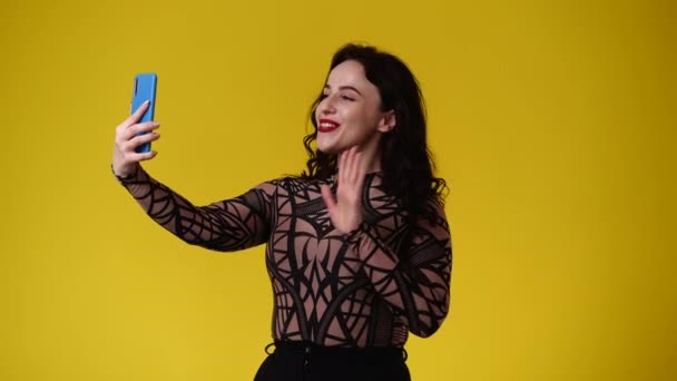 Video Einer Frau Die Ihr Handy Auf Gelbem Hintergrund Benutzt — Stockvideo