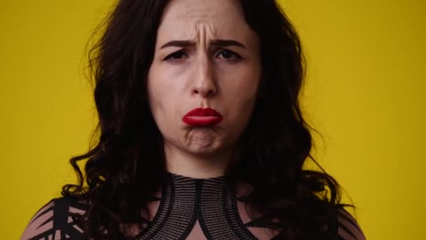 Video One Woman Negative Facial Expression Yellow Background Concept Emotions — Wideo stockowe