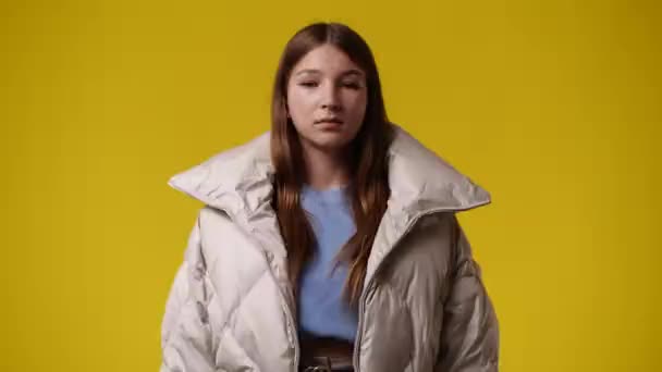 Video Pige Viser Stop Tegn Gul Baggrund Begrebet Følelser – Stock-video