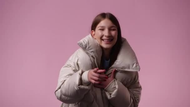 4K段可爱女孩在黄色背景下大笑的视频 情感的概念 — 图库视频影像