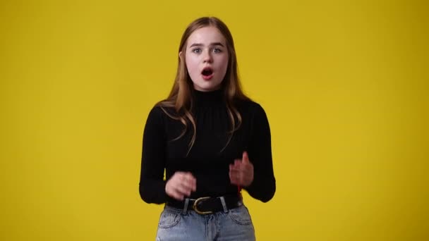 Vídeo Cute Girl Touching Her Face Yellow Background Conceito Emoções — Vídeo de Stock