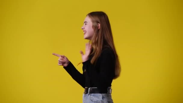 Video Una Chica Mirando Derecha Izquierda Apuntando Izquierda Sobre Fondo — Vídeos de Stock